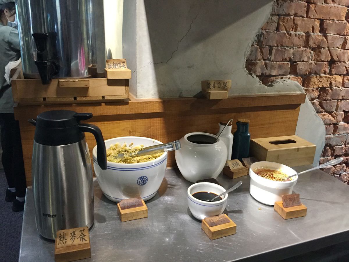 新北新店區。功夫豬私廚好麵 || 軟嫩多汁牛肉塊好功夫,滷味搭配特製沾醬好美味 - 第6張圖