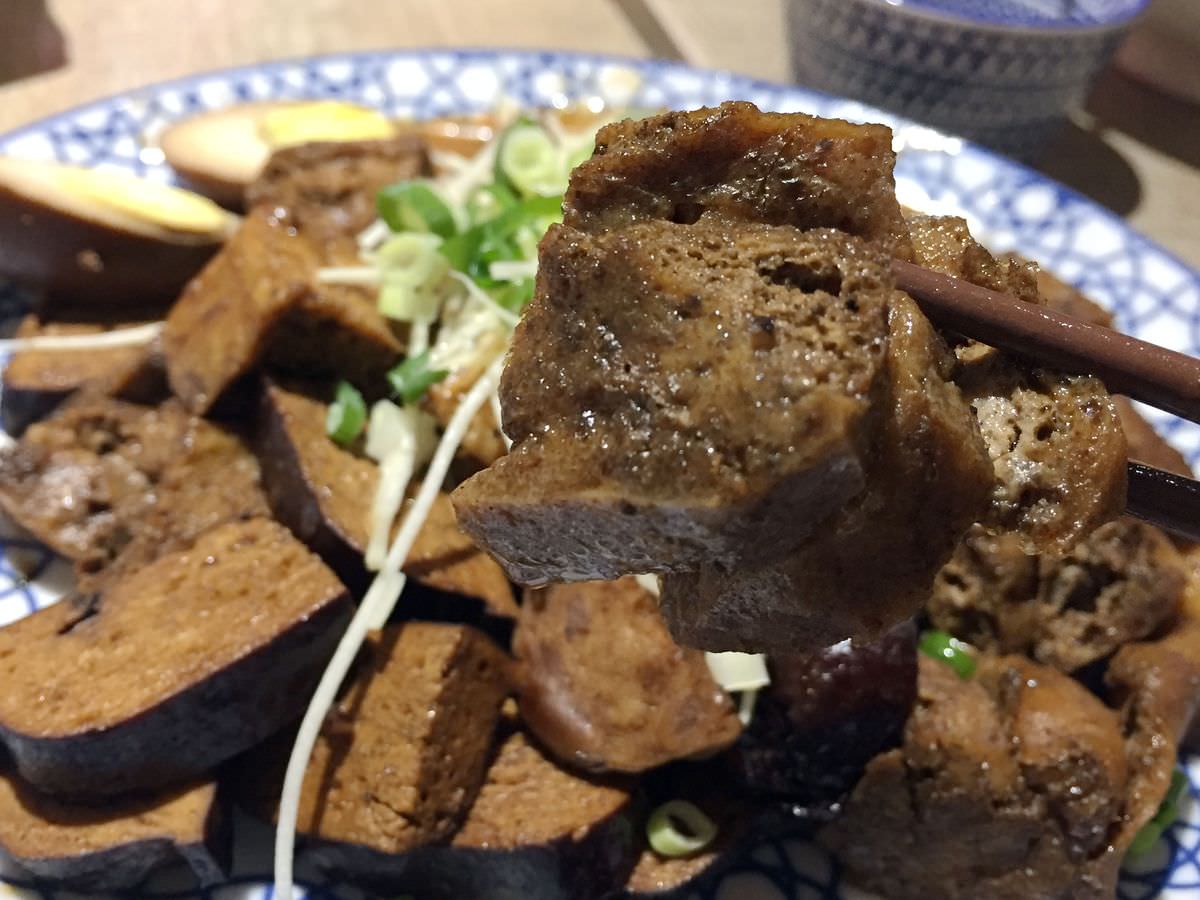 新北新店區。功夫豬私廚好麵 || 軟嫩多汁牛肉塊好功夫,滷味搭配特製沾醬好美味 - 第13張圖
