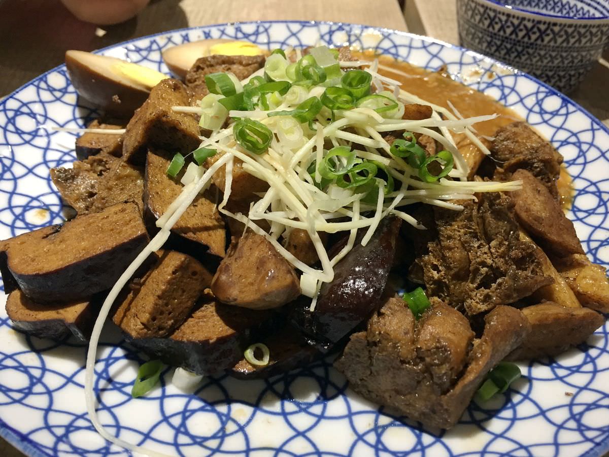 新北新店區。功夫豬私廚好麵 || 軟嫩多汁牛肉塊好功夫,滷味搭配特製沾醬好美味 - 第12張圖