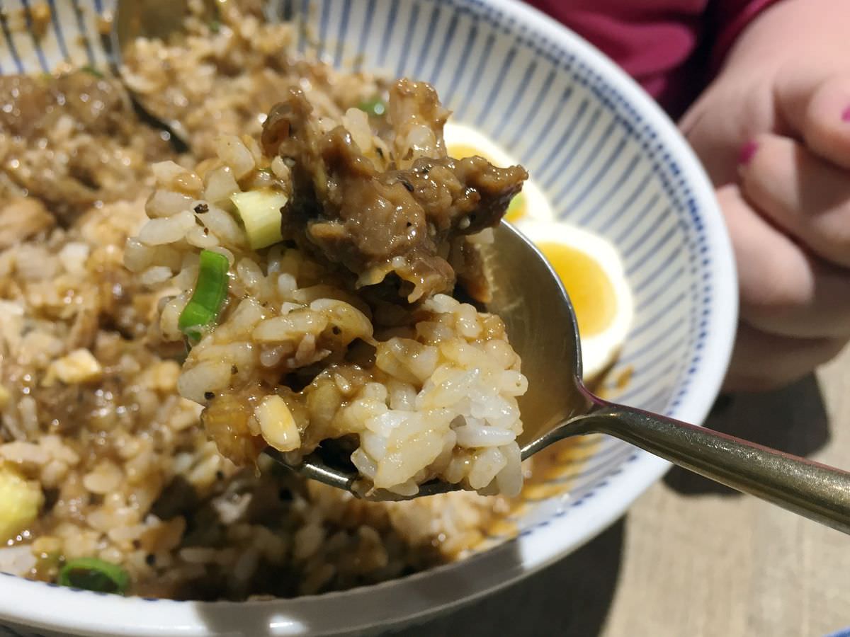 新北新店區。功夫豬私廚好麵 || 軟嫩多汁牛肉塊好功夫,滷味搭配特製沾醬好美味 - 第9張圖