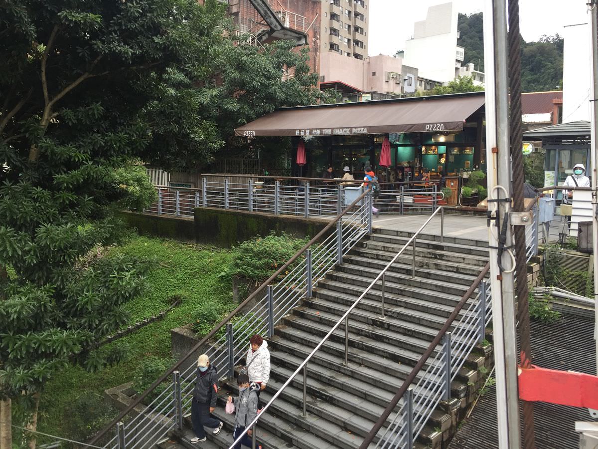 新北新店區。野菇屋PIZZA || 碧潭邊賞風景,邊享用20吋道地美國紐約披薩 - 第2張圖
